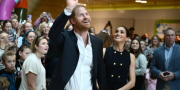 Harry en Meghan: gemengde ontvangst, protesten en dure wellnessretraite