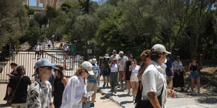 Hoteliers steunen stopzetten toeristische investeringen in Plaka