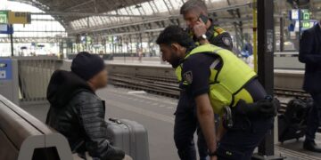 Oplichterstruc Amsterdam Centraal: bagagedief met holle koffer slaat toe.