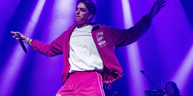 Jinek interviewt verwaande Antoon: Johan Derksen is niet onder de indruk.