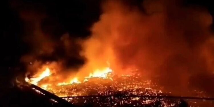 Grote brand verwoest dorp in Maleisië, 9.000 inwoners geëvacueerd.