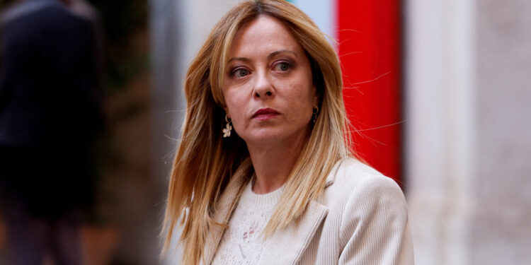 Italiaanse premier bekritiseert Meloni’s selfie met maffia-gerelateerde persoon