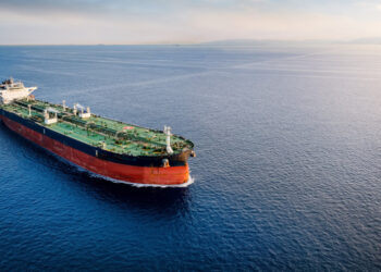 Iraanse marine waarschuwt schepen in Straat van Hormuz.