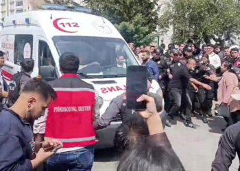 14-jarige zoon van ex-politieagent pleegt bloedbad op Turkse school