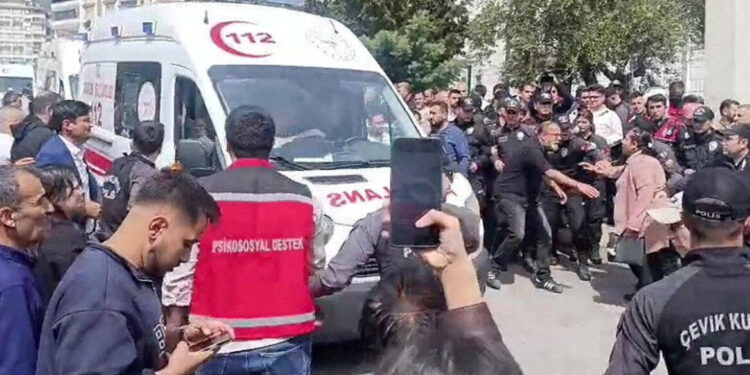 14-jarige zoon van ex-politieagent pleegt bloedbad op Turkse school