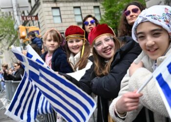 De Griekse diaspora parade door Manhattan’s hart.