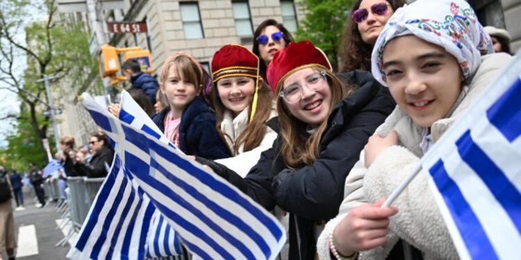 De Griekse diaspora parade door Manhattan’s hart.