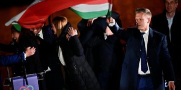 Orbán’s opvolger: van kinderkamerfoto tot politieke ‘vadermoord’