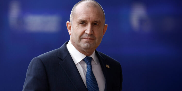 Favoriete Radev leidt in Bulgaarse verkiezingen tegen Rusland.