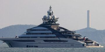Het superjacht van $500 miljoen en de rijkste zakenman van Rusland