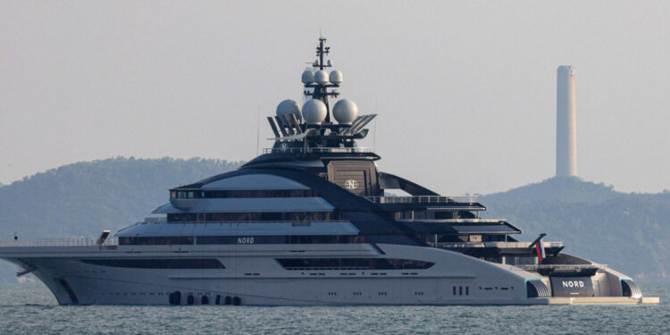 Het superjacht van $500 miljoen en de rijkste zakenman van Rusland