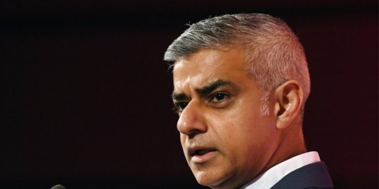 Politieagenten vergeten wapens bij burgemeester van Londen thuis