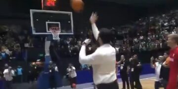 President van Syrië mist basketballschoten bij opening indoorhal in Damascus