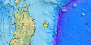 Krachtige aardbeving en mini-tsunami treffen Japan