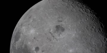 Is de maan werkelijk groen en bruin van kleur?