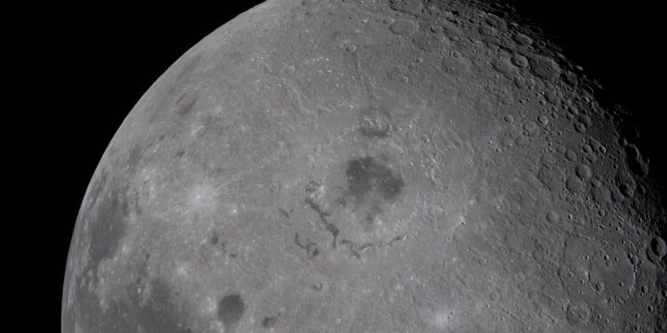 Is de maan werkelijk groen en bruin van kleur?