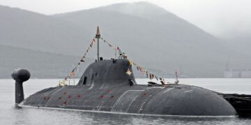 Drie Russische onderzeeërs gericht op Britse kabels, zegt minister van Defensie