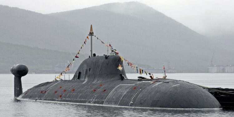 Drie Russische onderzeeërs gericht op Britse kabels, zegt minister van Defensie