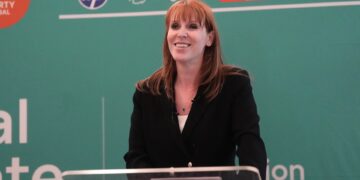 Mandelson drama verandert economisch debat in circus.