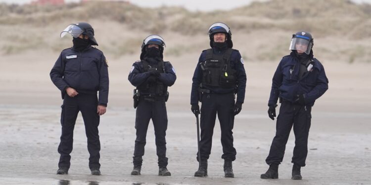 Politie ingezet om illegale overtochten met kleine boten te stoppen