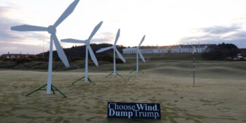 Milieuactivisten demonstreren bij Trump golfbaan in VK