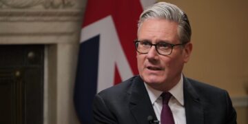 Supermarktbezoek en vakantieplannen in gevaar door oorlog in Iran, waarschuwt premier.