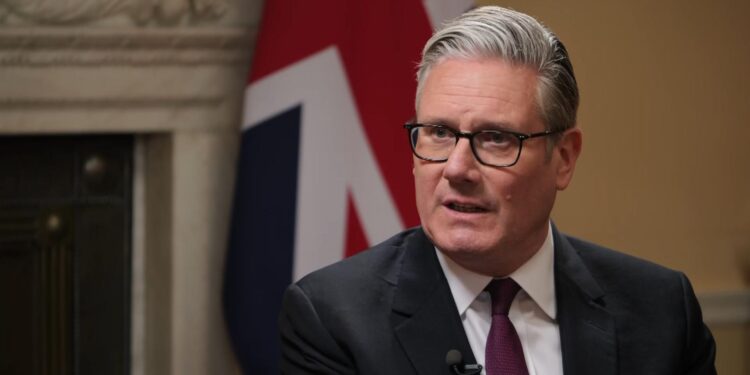 Supermarktbezoek en vakantieplannen in gevaar door oorlog in Iran, waarschuwt premier.