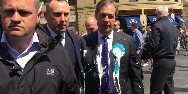 Tories melden Farage’s zeven-cijferige geschenk aan parlementaire toezichthouder