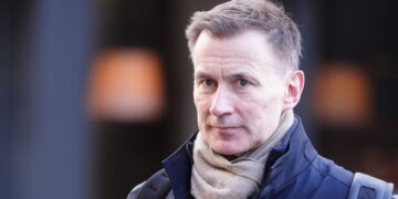 Laat moeders met kanker zwangerschapsverlof uitstellen, zegt Jeremy Hunt.