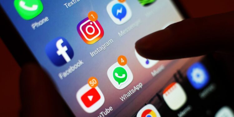 Overheidsactie tegen complotdenkers en online strijders.