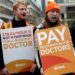 Hoe zijn we weer beland bij een staking van NHS-artsen?