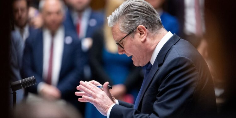 Premier moet aftreden terwijl commissie meer antwoorden van Mandelson eist.