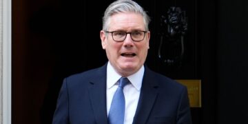 Starmer steunt ontslag topambtenaar en zet strijd voort