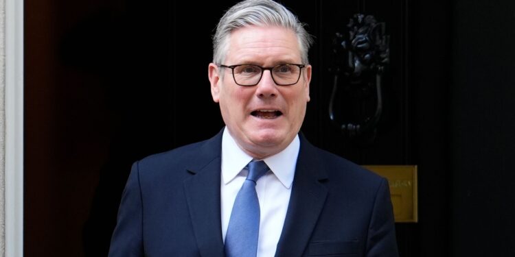 Starmer steunt ontslag topambtenaar en zet strijd voort