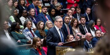 Trump mengt zich in Mandelson-schandaal terwijl Starmer zware dag tegemoet gaat.