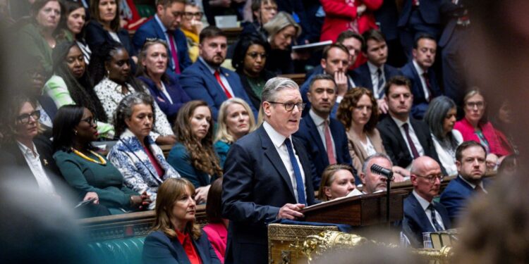 Trump mengt zich in Mandelson-schandaal terwijl Starmer zware dag tegemoet gaat.