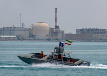 Iran dreigt met aanval op Amerikaans oorlogsschip bij Straat van Hormuz