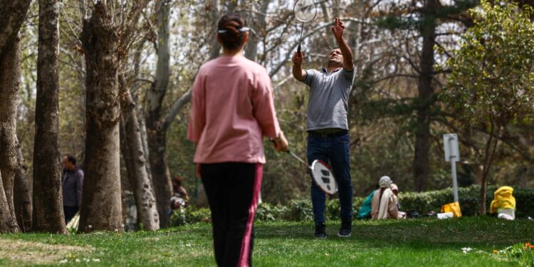 De verborgen kant van Teheran: picknicks, lachen en vrouwen met onbedekt haar.