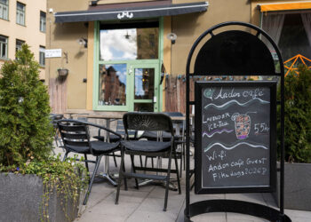 Café “Mona”: AI beheert menu’s, personeel en maakt fouten