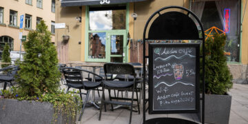 Café “Mona”: AI beheert menu’s, personeel en maakt fouten