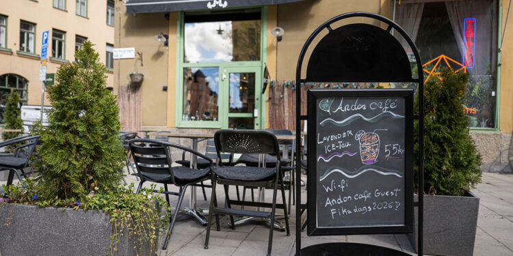 Café “Mona”: AI beheert menu’s, personeel en maakt fouten