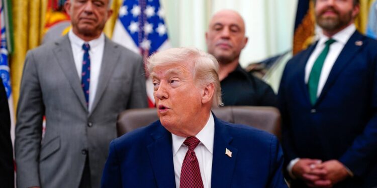 Trump: Straat van Hormuz chantage door Iran is niet acceptabel.