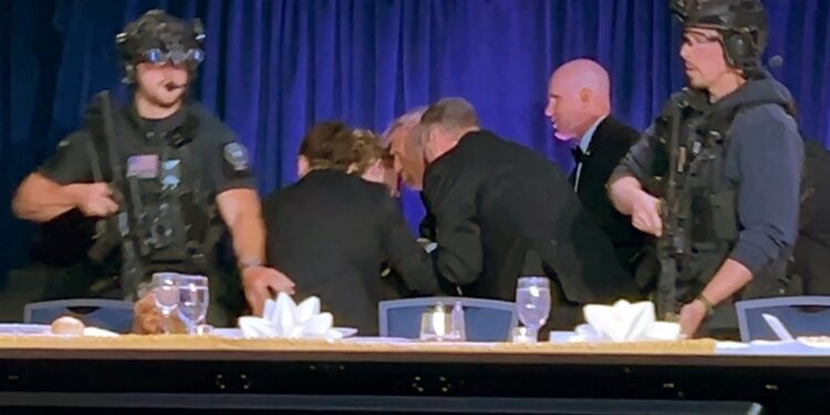 Trump: verdachte met overweldigende wapencollectie opent vuur met ‘moorddadige kracht’