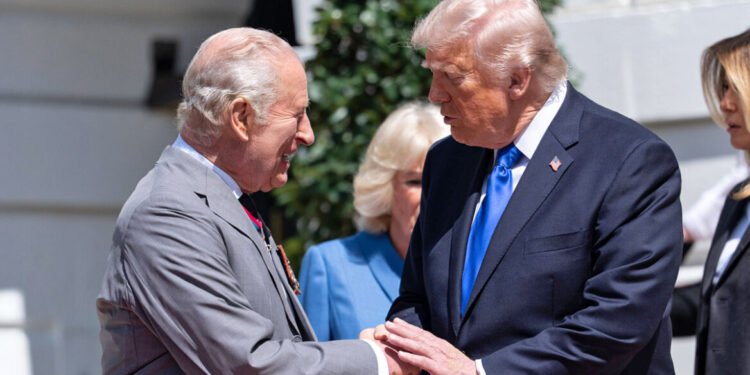 Trump looft Charles met volksliederen tijdens bezoek aan VS