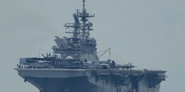 De Revolutionaire Garde neemt Amerikaanse USS Tripoli als doelwit