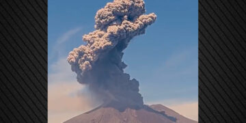 Uitbarsting van Japanse Sakurajima-vulkaan veroorzaakt as- en rookpluimen van duizenden meters