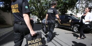 Kind levend begraven in cementgraf door moeder en stiefvader