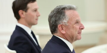 Op zoek naar redding: Teheran in diplomatieke thriller in Pakistan.