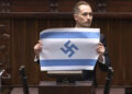 Extreemrechts parlementslid heist Israëlische vlag met hakenkruis in Polen