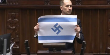 Extreemrechts parlementslid heist Israëlische vlag met hakenkruis in Polen